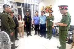 Cơ quan cảnh sát điều tra Công an thành phố Đồng Nai thi hành lệnh khám xét khẩn cấp đối tượng Trần Thị Thu Hà. (Ảnh: TTXVN phát)