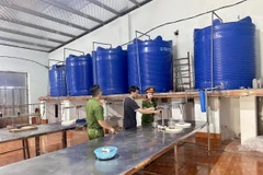 Lực lượng công an tiến hành kiểm tra cơ sở sản xuất nước mắm tại xã Hòa Lộc, huyện Hậu Lộc. (Ảnh do cơ quan công an cung cấp)