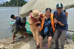 Lực lượng Thủy đoàn 1 phối hợp với người dân cứu sống người phụ nữ bị đuối nước tại khu vực cầu Kinh Dương Vương (Bắc Ninh)