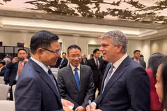 Quyền Bộ trưởng Bộ Công Thương Lê Mạnh Hùng trao đổi với ông David Fogel, Trợ lý Bộ trưởng Bộ Thương mại, Giám đốc Cơ quan Thương mại Quốc tế Hoa Kỳ. (Nguồn: Bộ Công Thương)