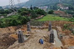 Công nhân khẩn trương hoàn thiện những phần việc cuối chuẩn bị cho việc đổ bê tông hố cột VT260. (Ảnh: Tuấn Anh/TTXVN)