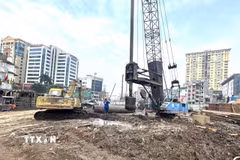 Máy móc thiết bị của các nhà thầu thi công dự án đường Vành đai 1 ở Hà Nội. (Ảnh: Quốc Lũy/TTXVN)