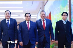 Thủ tướng Phạm Minh Chính đón Tổng Bí thư Tô Lâm; Chủ tịch nước Lương Cường; Chủ tịch Quốc hội Trần Thanh Mẫn đến dự hội nghị. (Ảnh: Dương Giang/TTXVN)