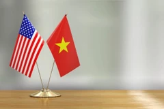 Quốc kỳ Việt Nam và Hoa Kỳ. 