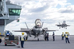 Tiêm kích F-35B tham gia một chuyến huấn luyện cùng tàu sân bay HMS Queen Elizabeth của Anh. (Nguồn: The Telegraph)