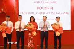 Đại diện Thường trực Tỉnh ủy Khánh Hòa trao các quyết định điều động, bổ nhiệm cán bộ. (Ảnh: Xuân Triệu/TTXVN)