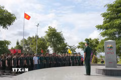 Đoàn sỹ quan trẻ ba nước thăm cột mốc ba biên Việt Nam-Lào-Campuchia. (Ảnh: Dư Toán/TTXVN)