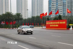Tại các nút giao thông trọng điểm và khu vực trung tâm, các cụm mô hình biểu tượng hoa sen cách điệu cùng logo Đại hội lần thứ XIV của Đảng được dựng lên trang trọng, tạo điểm nhấn rực rỡ cho diện mạo Thủ đô. (Ảnh: Vũ Quang/TTXVN)