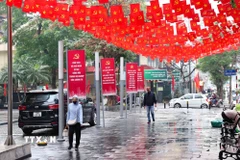 Không gian ngập tràn cờ đỏ trang hoàng và các biểu ngữ tuyên truyền về đường lối chính sách của Đảng tại các vườn hoa, công viên trung tâm. (Ảnh: Vũ Quang/TTXVN)