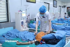 Bác sỹ Bệnh viện đa khoa Hùng Vương thăm khám cho bệnh nhân. (Ảnh: Nguyễn Thảo/Vietnam+)