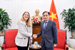 Bộ trưởng Bộ Ngoại giao Lê Hoài Trung đã tiếp bà Helene Budliger Artieda, Quốc Vụ khanh Bộ Kinh tế, Giáo dục và Nghiên cứu Thụy Sĩ. (Nguồn: Thế giới và Việt Nam)