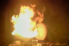 Ít nhất 40 bồn chứa bị thiêu rụi. (Nguồn: AP)