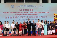 Tặng quà lưu niệm cho khách du lịch hai nước. (Ảnh: Quang Duy/TTXVN)