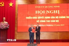 Ủy viên Bộ Chính trị, Bí thư Trung ương Đảng, Trưởng Ban Tổ chức Trung ương Lê Minh Hưng (phải) trao Quyết định cho tân Bí thư Tỉnh ủy Quảng Ninh Quản Minh Cường. (Ảnh: Văn Đức/TTXVN)
