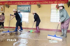 Trường Tiểu học và Trung học cơ sở Xuân Sơn Bắc (xã Đồng Xuân) nỗ lực dọn dẹp sau bão lũ để đón học sinh đi học trở lại. (Ảnh: Tường Quân/TTXVN)