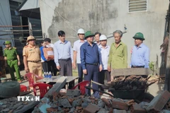 Phó Thủ tướng Hồ Quốc Dũng thăm hỏi các hộ dân bị sập nhà ở xã Tuy Phước Đông. (Ảnh: Sỹ Thắng/TTXVN)