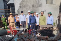 Phó Thủ tướng Hồ Quốc Dũng thăm hỏi các hộ dân bị sập nhà ở xã Tuy Phước Đông. (Ảnh: Sỹ Thắng/TTXVN)