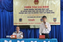Ban tổ chức phiên tòa giả định và đại diện các cơ quan chức năng giải đáp, làm rõ nhiều vấn đề có liên đến công tác chống IUU mà bà con ngư dân xã Khánh Lâm, phường Hiệp Thành và xã Vĩnh Hậu nêu. (Ảnh: Tuấn Kiệt/TTXVN)