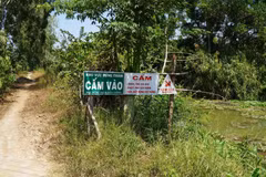 Nhiều bảng cấm và cảnh báo đặt tại các lối vào Rừng tràm Gáo Giồng (Đồng Tháp). (Ảnh: Nhựt An/TTXVN)