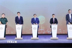 Thủ tướng Phạm Minh Chính và các đại biểu thực hiện nghi thức khởi công Dự án khu phức hợp đô thị, du lịch sinh thái, sân golf tại huyện Khoái Châu, tỉnh Hưng Yên (Trump International Hung Yen). (Ảnh: Phạm Kiên/TTXVN)