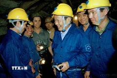 Chủ tịch nước Trần Đức Lương gặp gỡ công nhân Công ty Than Khe Chàm đang khai thác than trong hầm lò (2002). (Ảnh: Trọng Nghiệp/TTXVN)