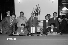 Phó Chủ tịch Hội đồng Bộ trưởng Trần Đức Lương và Phó Chủ tịch Hội đồng Bộ trưởng Nikolay Kostikov ký Hiệp định hợp tác Việt Nam-Belarus (Hà Nội, 19/3/1992). (Ảnh: Xuân Tuân/TTXVN)