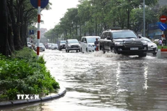Ngã 3 phố Đào Tấn giao với Linh Lang ngập úng cục bộ. (Ảnh: Lê Đông/TTXVN)