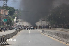 Khói bốc lên trong cuộc biểu tình tại Kathmandu, Nepal, ngày 9/9/2025. (Ảnh: AA/TTXVN)