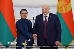 Đại sứ Đặc mệnh Toàn quyền nước Cộng hòa Xã hội Chủ nghĩa Việt Nam tại Belarus Nguyễn Văn Trung (trái) và Tổng thống Belarus Alexander Lukashenko. (Ảnh: TTXVN phát)