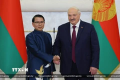 Đại sứ Đặc mệnh Toàn quyền nước Cộng hòa Xã hội Chủ nghĩa Việt Nam tại Belarus Nguyễn Văn Trung (trái) và Tổng thống Belarus Alexander Lukashenko. (Ảnh: TTXVN phát)