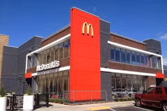 Chiến lược của McDonald's là duy trì mức giá thấp hơn so với các đối thủ cạnh tranh như Starbucks, Dutch Bros hay Sonic. (Nguồn: McDonald's)