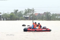 Nhiều phương tiện được lực lượng chức năng tỉnh Đắk Lắk huy động để cứu dân vùng ngập. (Ảnh: Tường Quân/TTXVN)