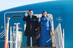 Thủ tướng Phạm Minh Chính và Phu nhân bắt đầu chuyến tham dự Hội nghị Thượng đỉnh G20 tại Nam Phi. (Ảnh: Dương Giang/TTXVN)