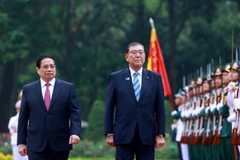 Thủ tướng Phạm Minh Chính và Thủ tướng Nhật Bản Ishiba Shigeru duyệt Đội danh dự Quân đội Nhân dân Việt Nam. (Ảnh: Dương Giang/TTXVN)