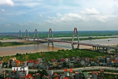 Cầu Nhật Tân - cây cầu dây văng lớn nhất Việt Nam hiện nay bắc qua sông Hồng. (Ảnh: Huy Hùng/TTXVN)