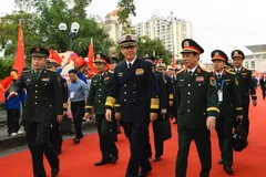 Đại tướng Phan Văn Giang, Ủy viên Bộ Chính trị, Phó Bí thư Quân ủy Trung ương, Bộ trưởng Bộ Quốc phòng Việt Nam đón Thượng tướng Đổng Quân, Bộ trưởng Bộ Quốc phòng Trung Quốc. (Nguồn: Quân đội Nhân dân)