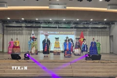 Tiết mục trình diễn Hanbok của các nghệ sỹ Hàn Quốc tại chương trình. (Ảnh: Đức Thắng/TTXVN)