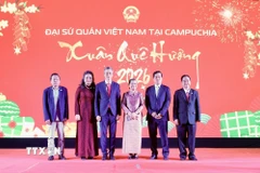 Đại sứ Nguyễn Minh Vũ và phu nhân cùng các lãnh đạo Campuchia và đại diện cộng đồng người Việt tại Campuchia. (Ảnh: Quang Anh/TTXVN)