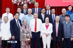 Tổng Bí thư Tô Lâm gặp mặt các đồng chí nguyên Ủy viên Trung ương Đảng khu vực phía Nam nhân dịp đón Xuân Bính Ngọ 2026. (Ảnh: Thống Nhất/TTXVN)