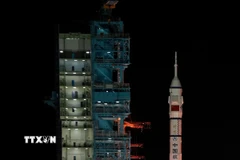 Tên lửa đẩy Trường Chinh-2F mang theo tàu vũ trụ Thần Châu-21 rời bệ phóng tại Trung tâm phóng vệ tinh Tửu Tuyền ở Tây Bắc Trung Quốc. (Ảnh: THX/TTXVN)