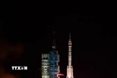 Tên lửa đẩy Trường Chinh-2F mang theo tàu vũ trụ Thần Châu-21 rời bệ phóng tại Trung tâm phóng vệ tinh Tửu Tuyền. (Ảnh: THX/TTXVN)