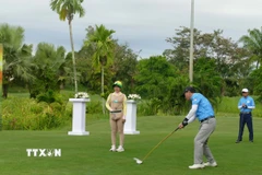 Đại sứ Việt Nam tại Lào Nguyễn Minh Tâm thực hiện cú đánh khai mạc giải đấu. (Ảnh: Xuân Tú/TTXVN)