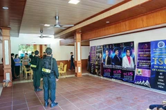 Công an kiểm tra đột xuất tại hội thảo hàng trăm người. (Nguồn: PLO)