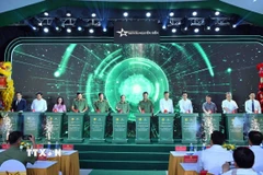Các đại biểu thực hiện nghi Lễ khởi công xây dựng nhà ở cho lực lượng Công an nhân dân tại phường Thanh Liệt, thành phố Hà Nội. (Ảnh: Phạm Kiên/TTXVN)