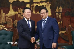 Thủ tướng Phạm Minh Chính tiếp ông Saleumxay Kommasith, Phó Thủ tướng, Trưởng Ban Cải cách Doanh nghiệp Lào. (Ảnh: Dương Giang/TTXVN)
