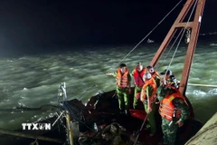 Lực lượng chức năng tìm kiếm các nạn nhân còn lại. (Ảnh: Thanh Vân/TTXVN phát)