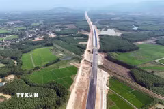 Một đoạn cao tốc Bắc-Nam phía Đông. (Ảnh: Hữu Quyết/TTXVN)