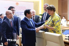 Thủ tướng Chính phủ Phạm Minh Chính với các Đại sứ, đại diện các tổ chức quốc tế tại Việt Nam. (Ảnh: Dương Giang/TTXVN)