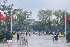 Khu vực vườn hoa Lý Thái Tổ và phố đi bộ Hoàn Kiếm luôn đông người dân và du khách tham quan, dạo chơi. (Ảnh: Tuyết Mai/TTXVN)