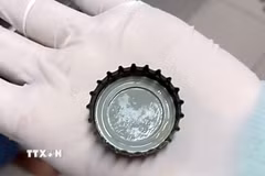 Dị vật được lấy khỏi cơ thể ông T. sau khi nội soi cấp cứu. (Ảnh: TTXVN phát)